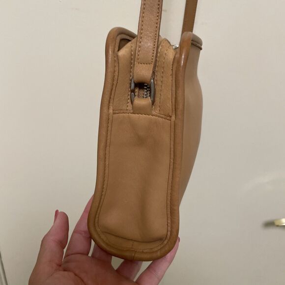 Vintage 90s Coach Sutton Bag 9814 Tan Light Brown Leather Shoulder Crossbody - Picture 7 of 15
